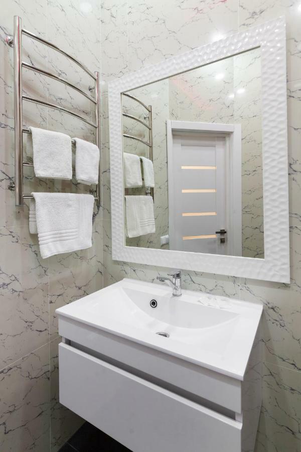 Leogrand One-Bedroom Apartments On Tugan-Baranovskogo 24 Lviv Ngoại thất bức ảnh